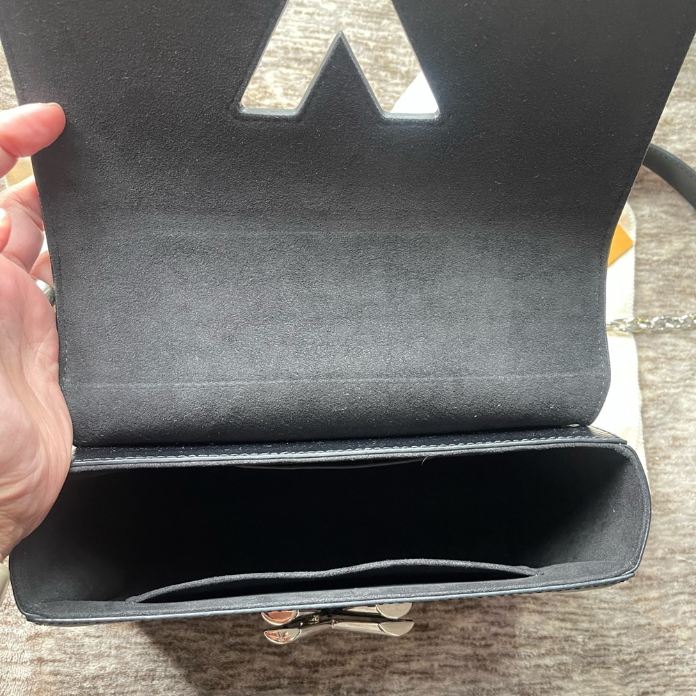 Louis Vuitton Twist MM Limited Edition Epi Leather - Picture 13 of 15